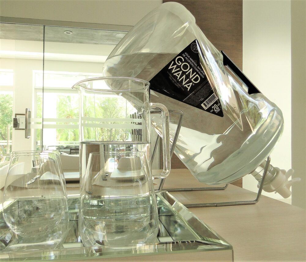 Los impactos positivos de beber agua mineral premium al levantarte
